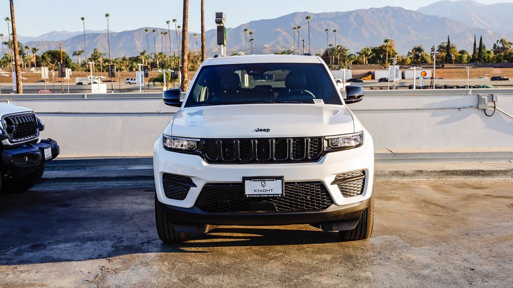 2025 Jeep Grand Cherokee Laredo Altitude photo 3