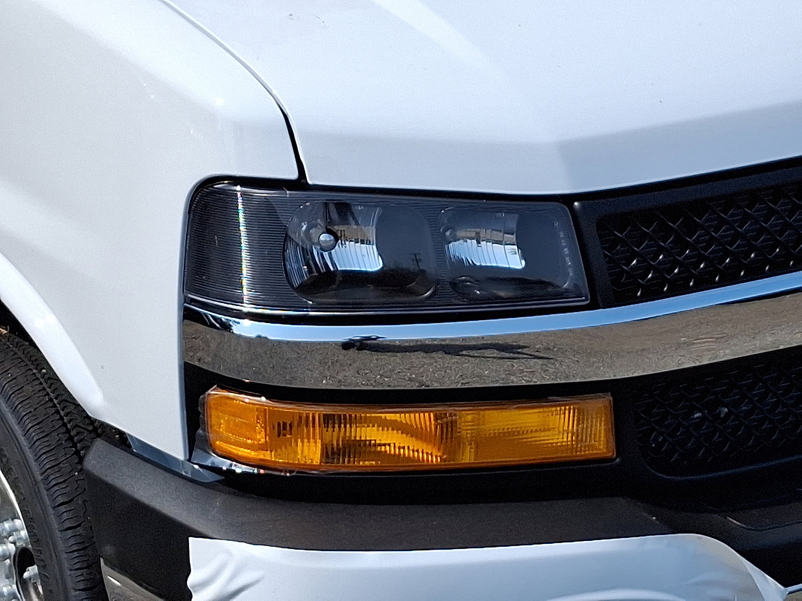 2025 Chevrolet Express Cargo 2500 photo 3