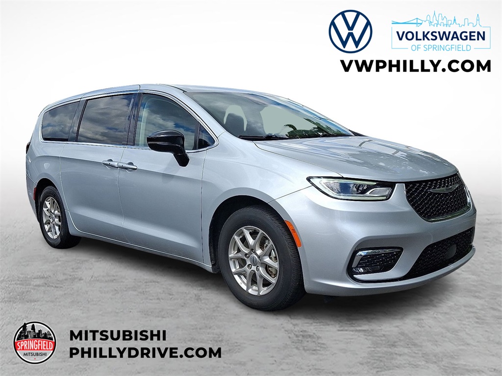 2024 Chrysler Pacifica Touring L's photo