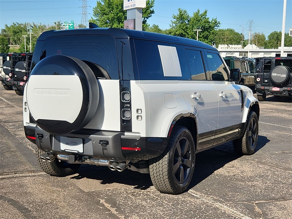 2025 Land Rover Defender 110 V8 photo 12