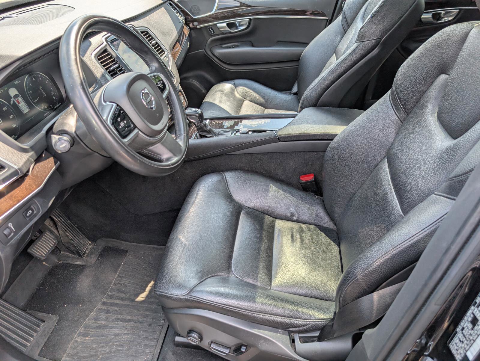 2019 Volvo XC90 T6 Momentum photo 7