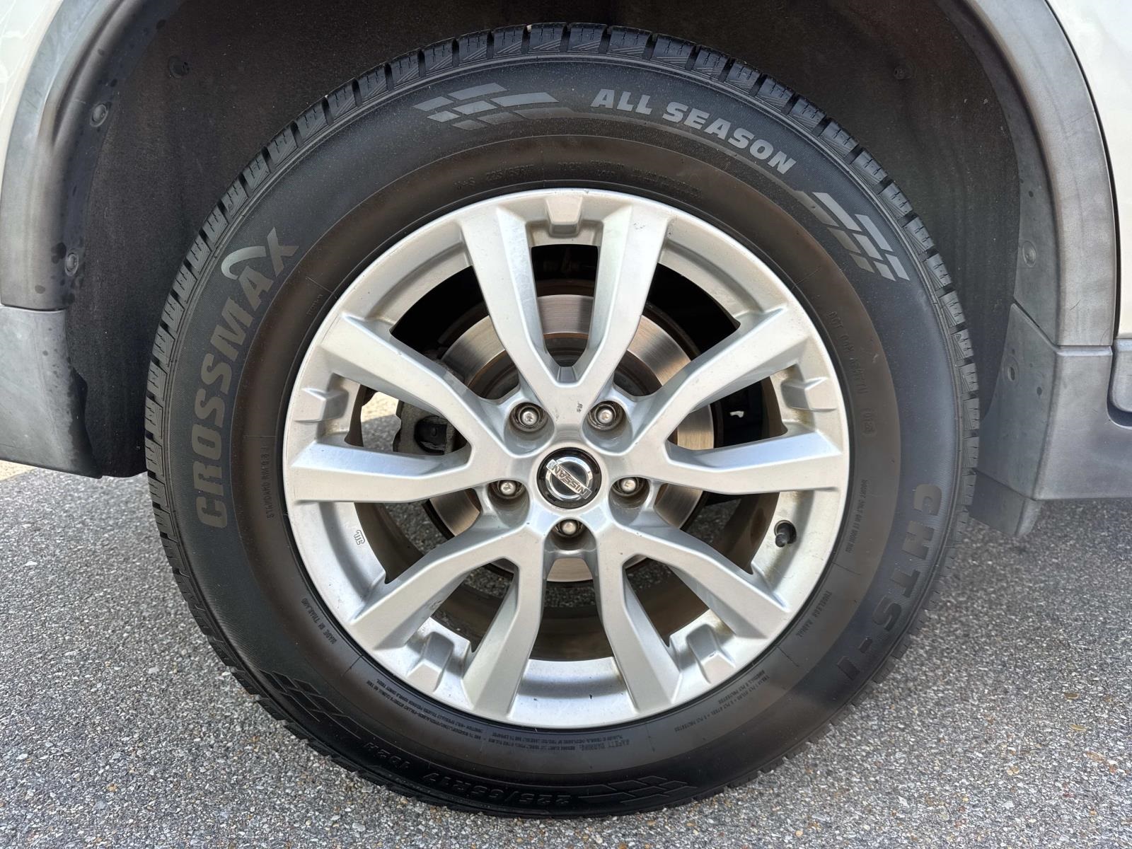 2017 Nissan Rogue SV photo 3