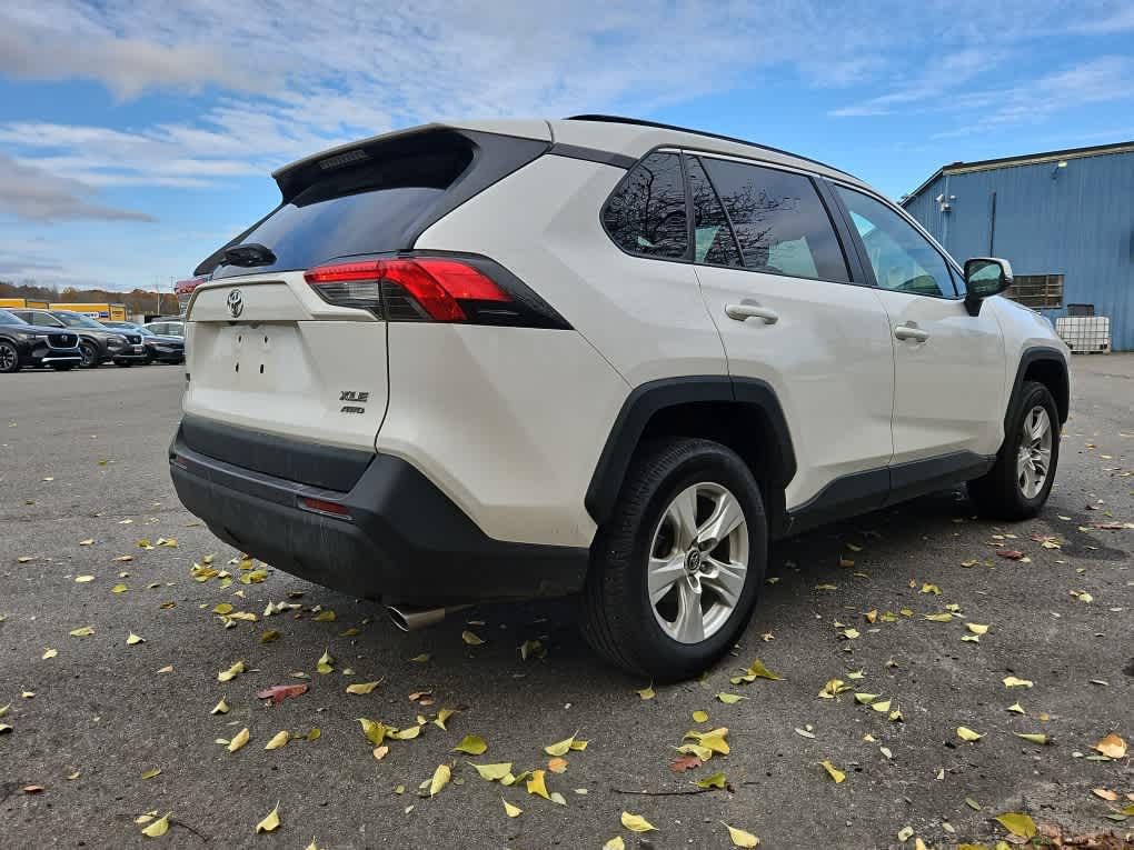 2020 Toyota RAV4 XLE photo 3