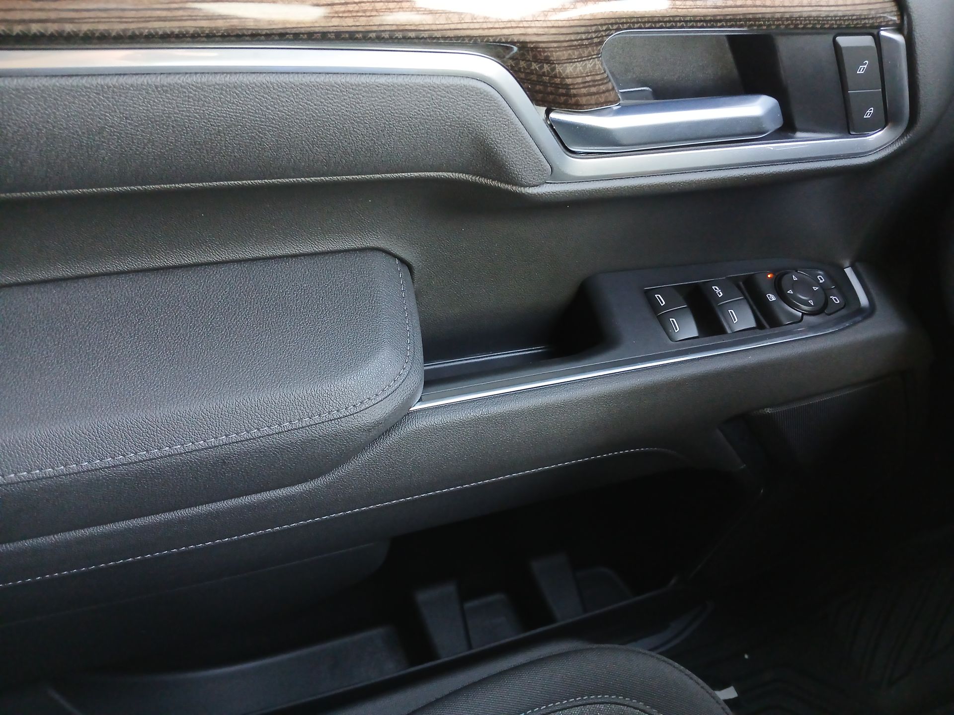 2025 Chevrolet Silverado 1500 LT photo 23