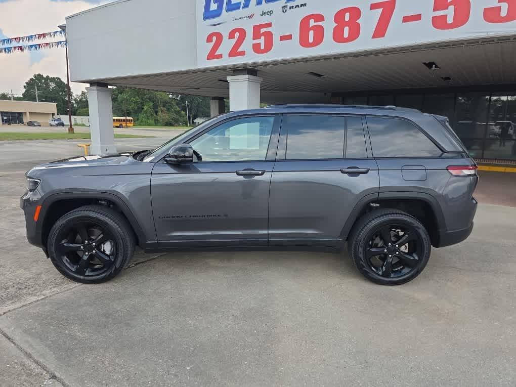 2023 Jeep Grand Cherokee Limited photo 2