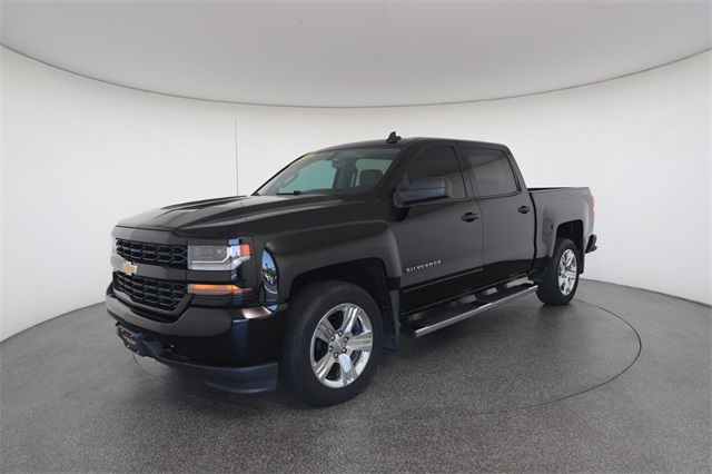 2018 Chevrolet Silverado 1500 Custom photo 2