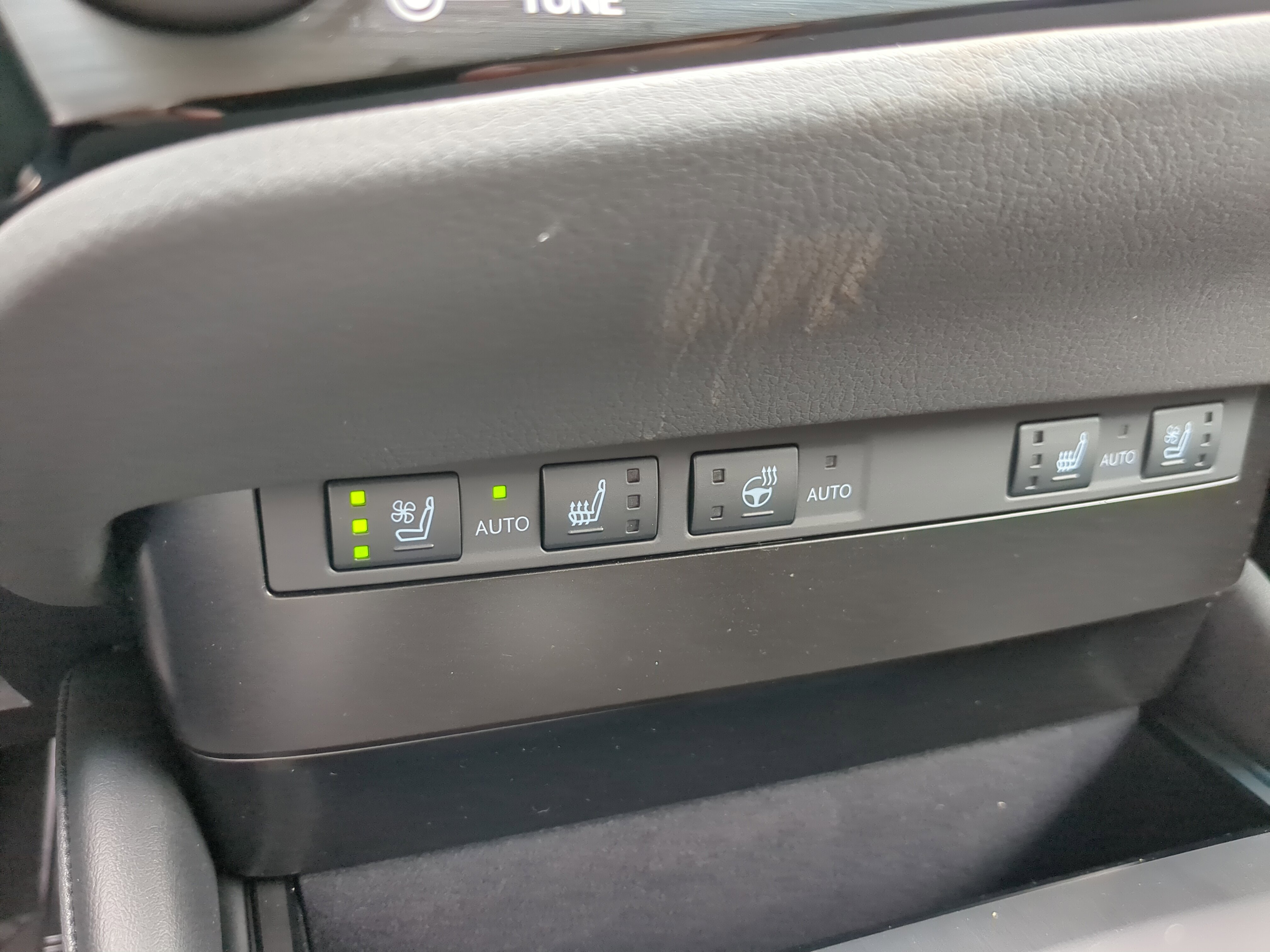 2025 Lexus ES 300h photo 21