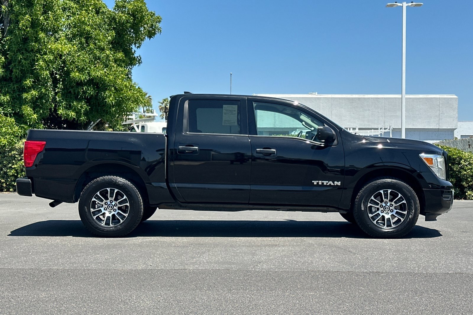 2022 Nissan Titan SV photo 3