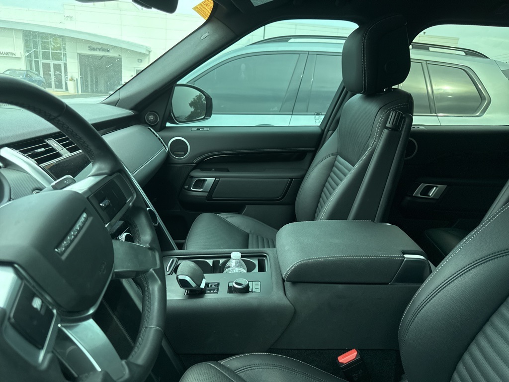 2023 Land Rover Discovery S R-Dynamic photo 2