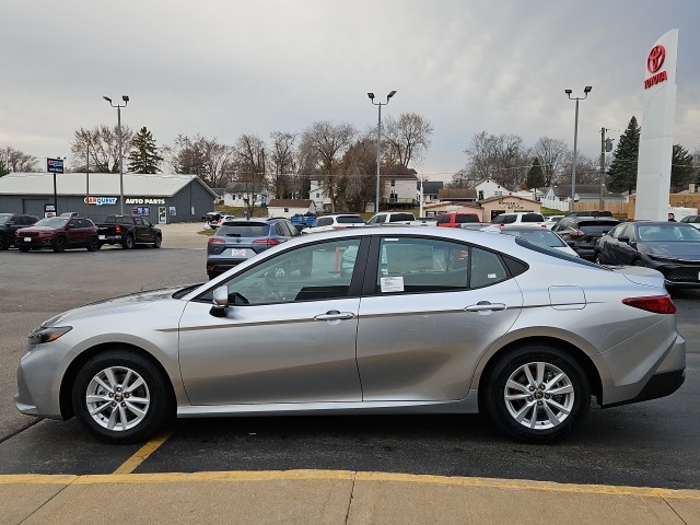 2026 Toyota Camry LE photo 3