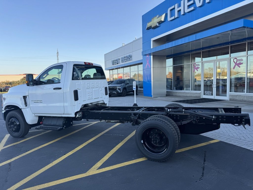2024 Chevrolet Silverado 6500HD Work Truck photo 3