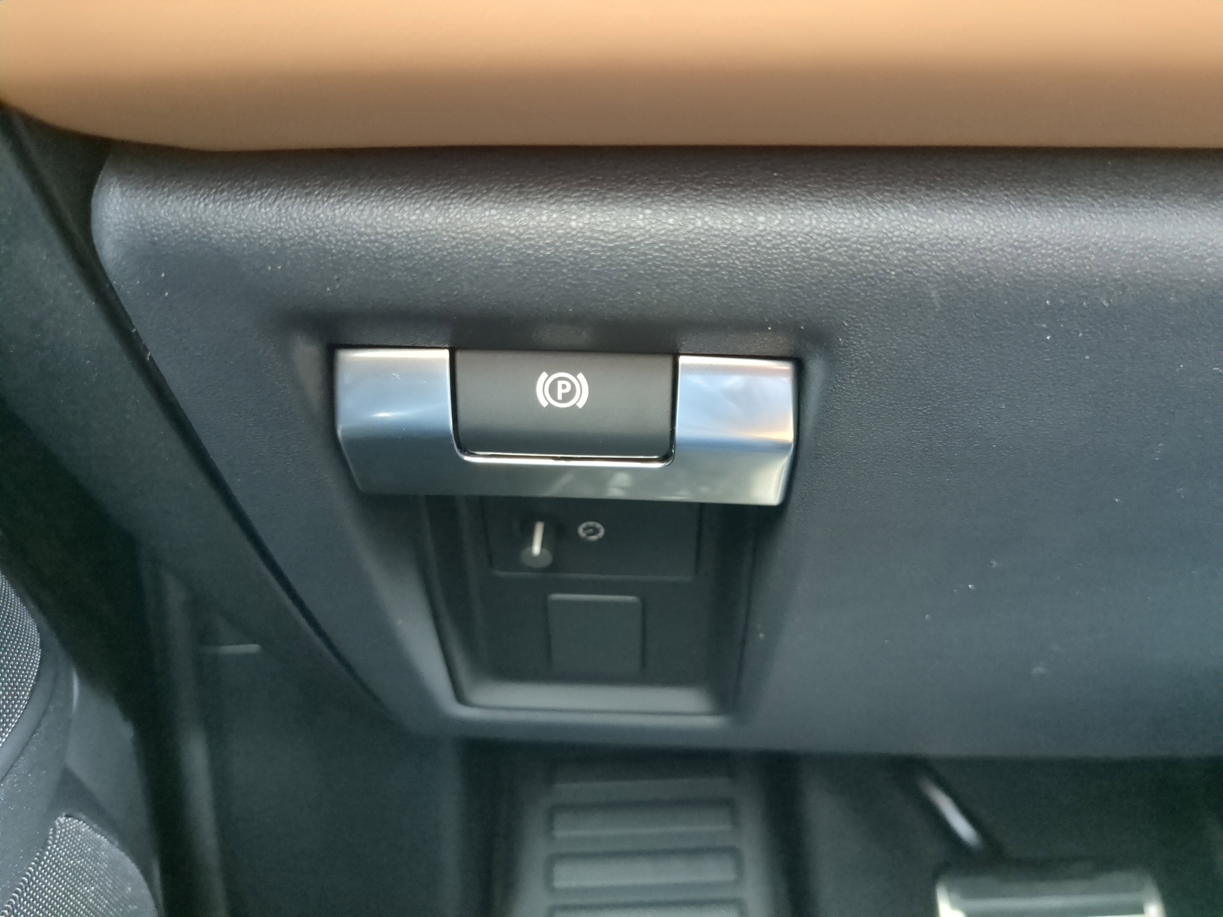 2025 Land Rover Defender 130 V8 photo 9