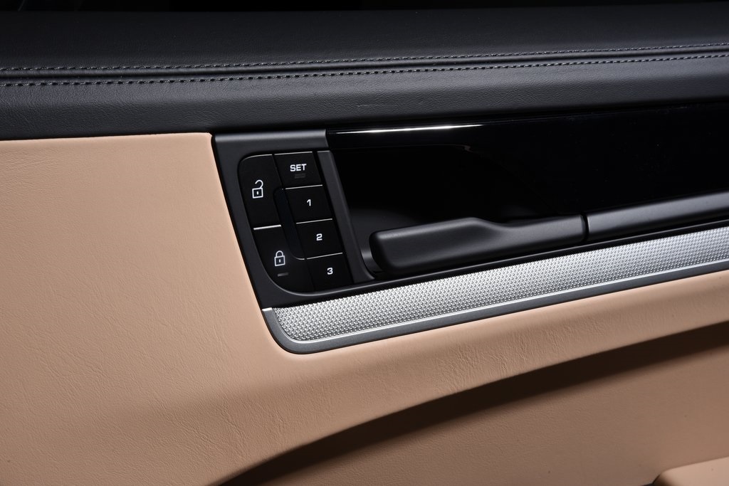 2025 Porsche Cayenne photo 28