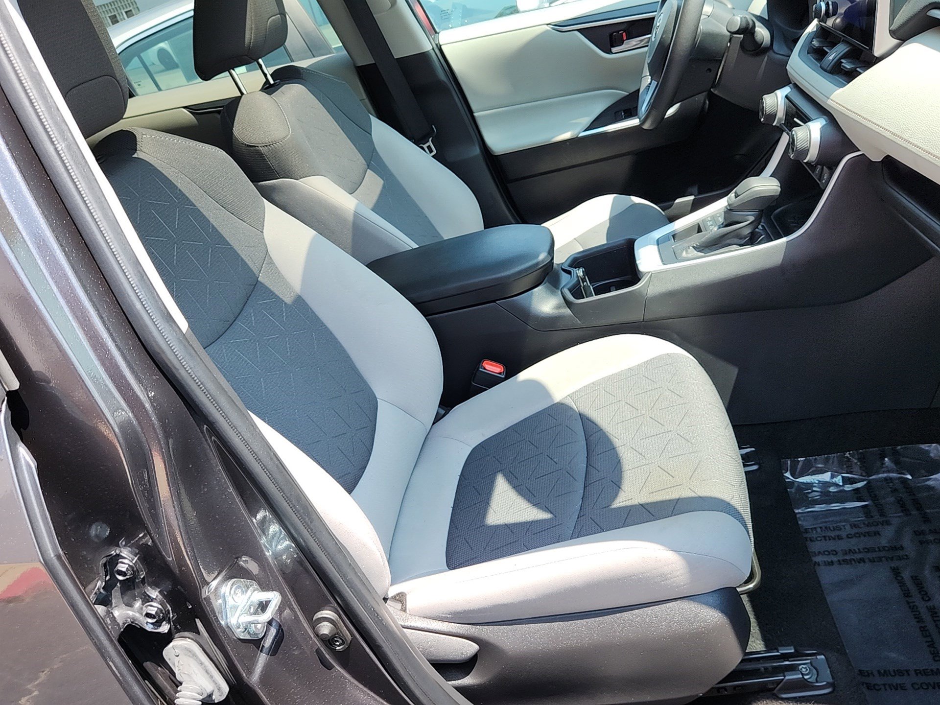 2024 Toyota RAV4 XLE photo 30