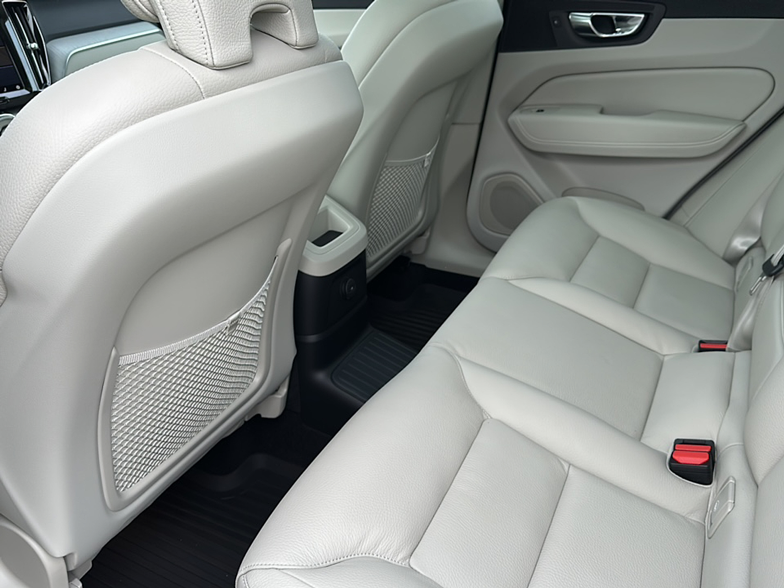 2024 Volvo XC60 Recharge Hybrid T8 Plus photo 4