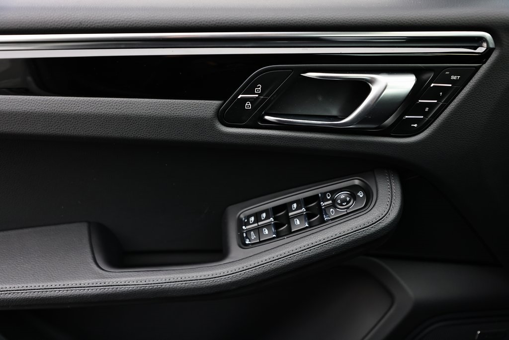 2025 Porsche Macan T photo 18