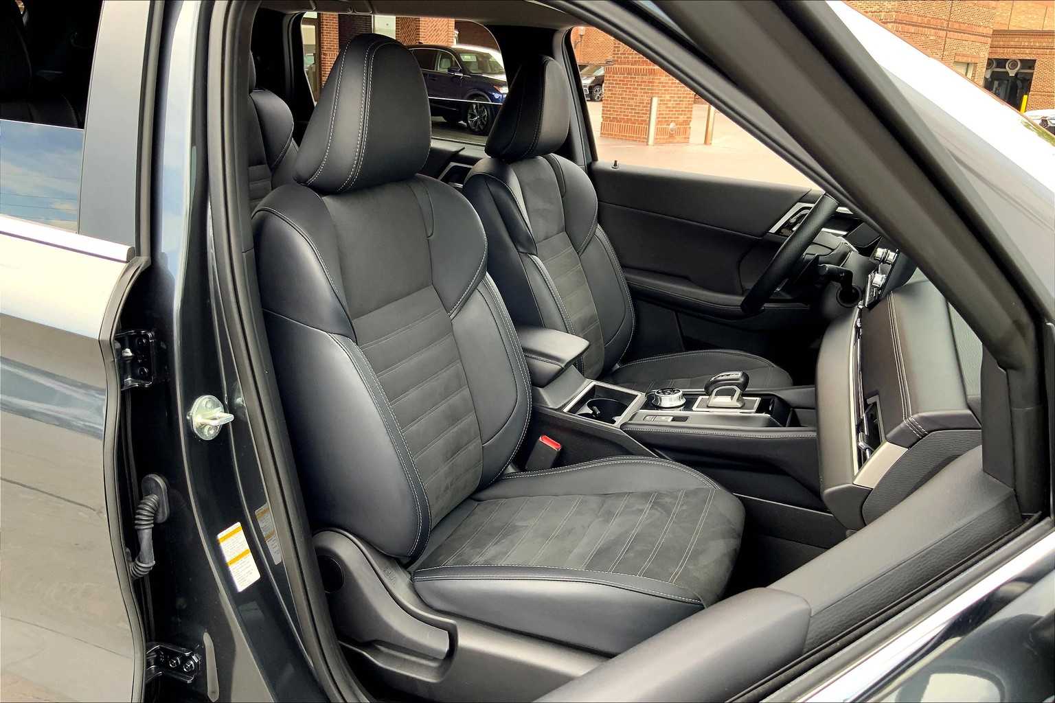 2024 Mitsubishi Outlander SE photo 5