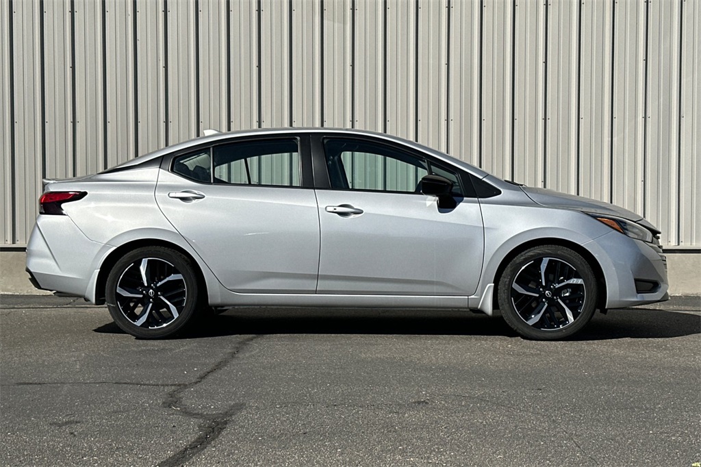 2025 Nissan Versa 1.6 SR photo 3