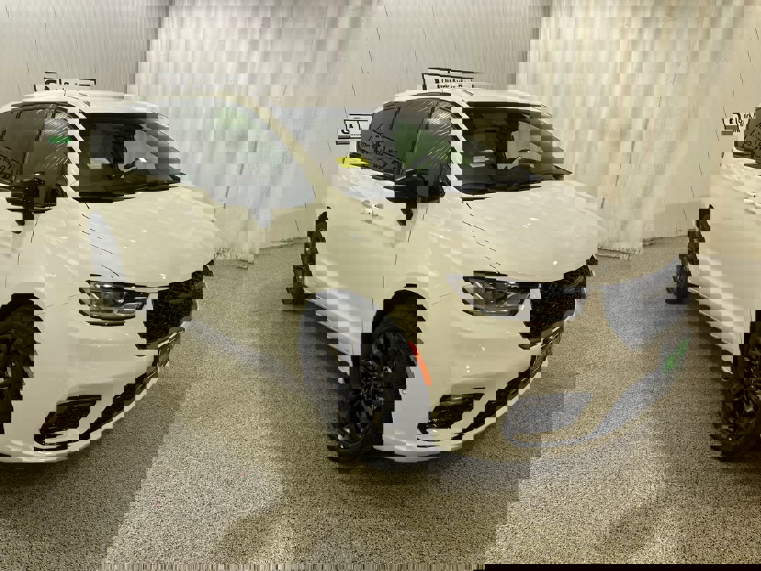 2026 Chrysler Pacifica Select's photo