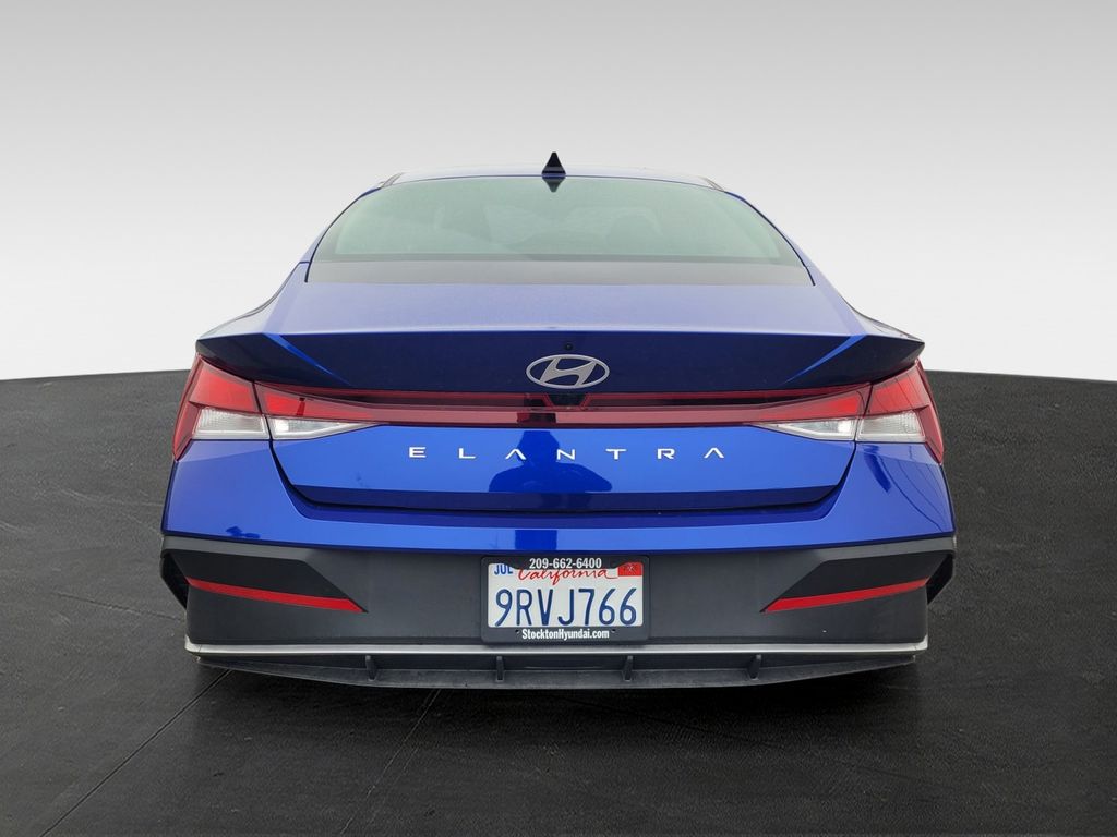 2025 Hyundai Elantra SE photo 4