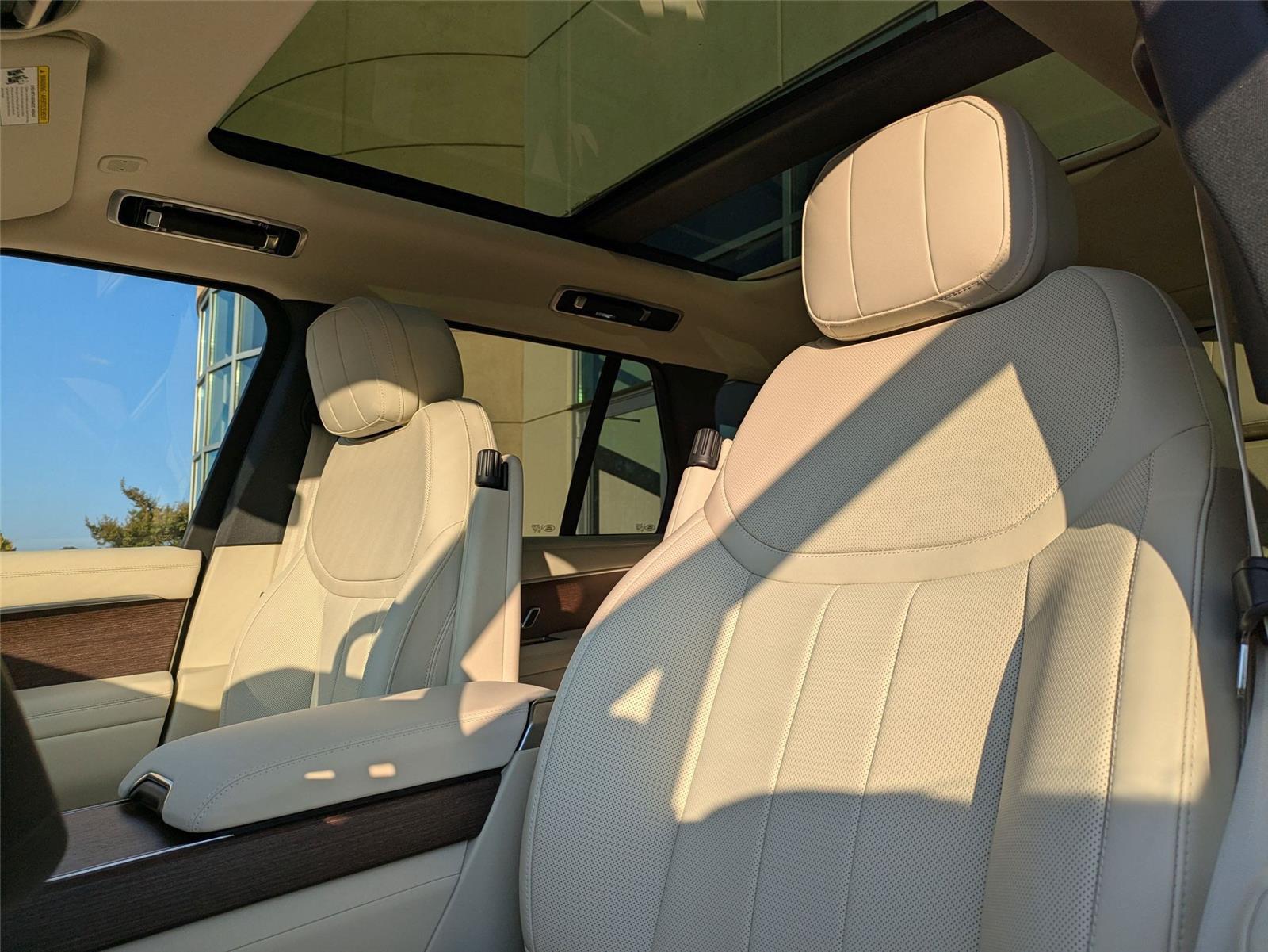 2025 Land Rover Range Rover SE photo 14