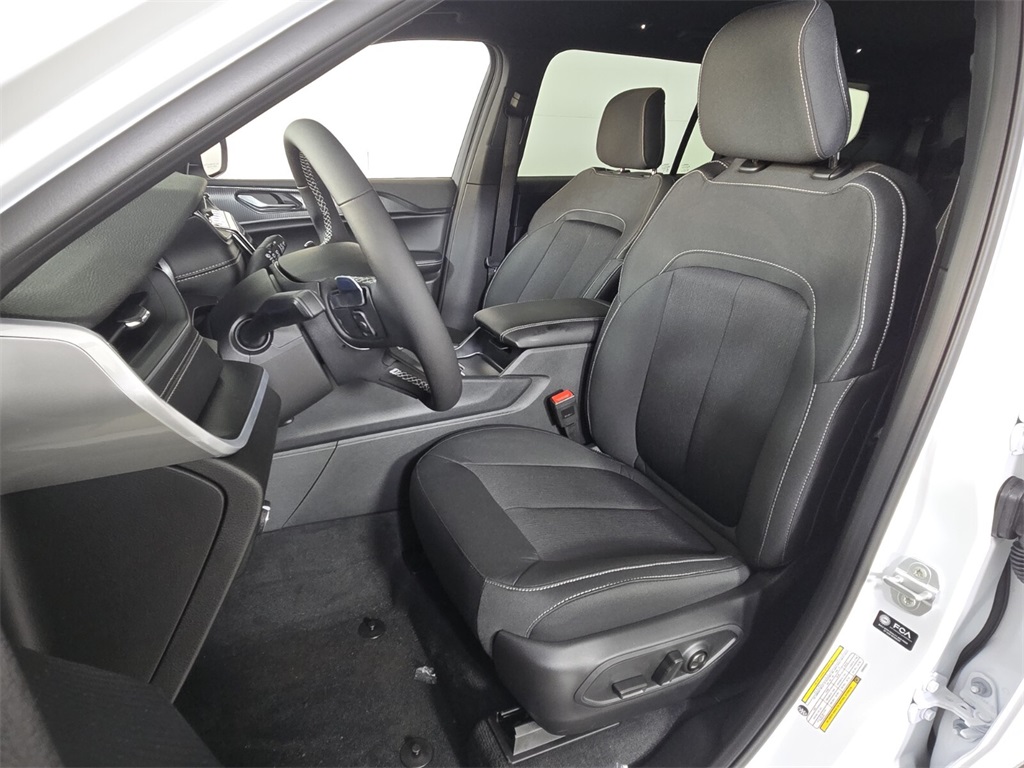 2025 Jeep Grand Cherokee Laredo photo 5