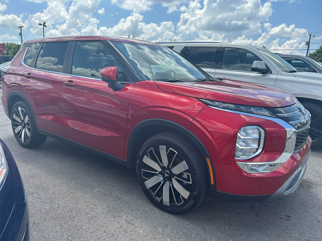 2025 Mitsubishi Outlander SE's photo