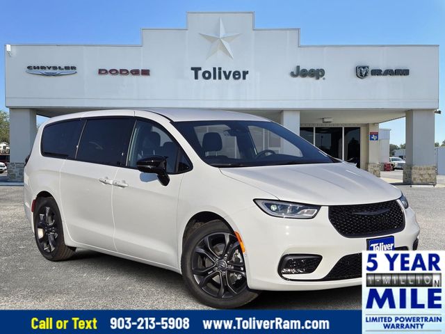 2026 Chrysler Pacifica Select's photo