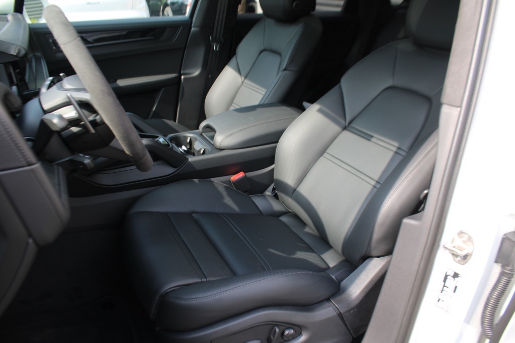 2025 Porsche Cayenne GTS photo 5