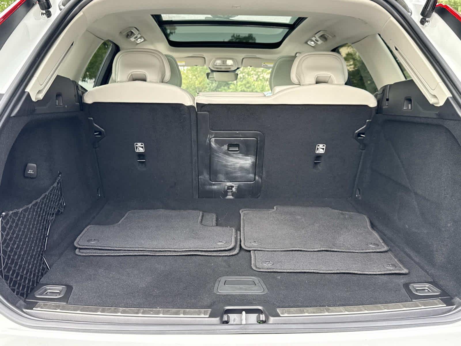 2022 Volvo XC60 Momentum photo 25