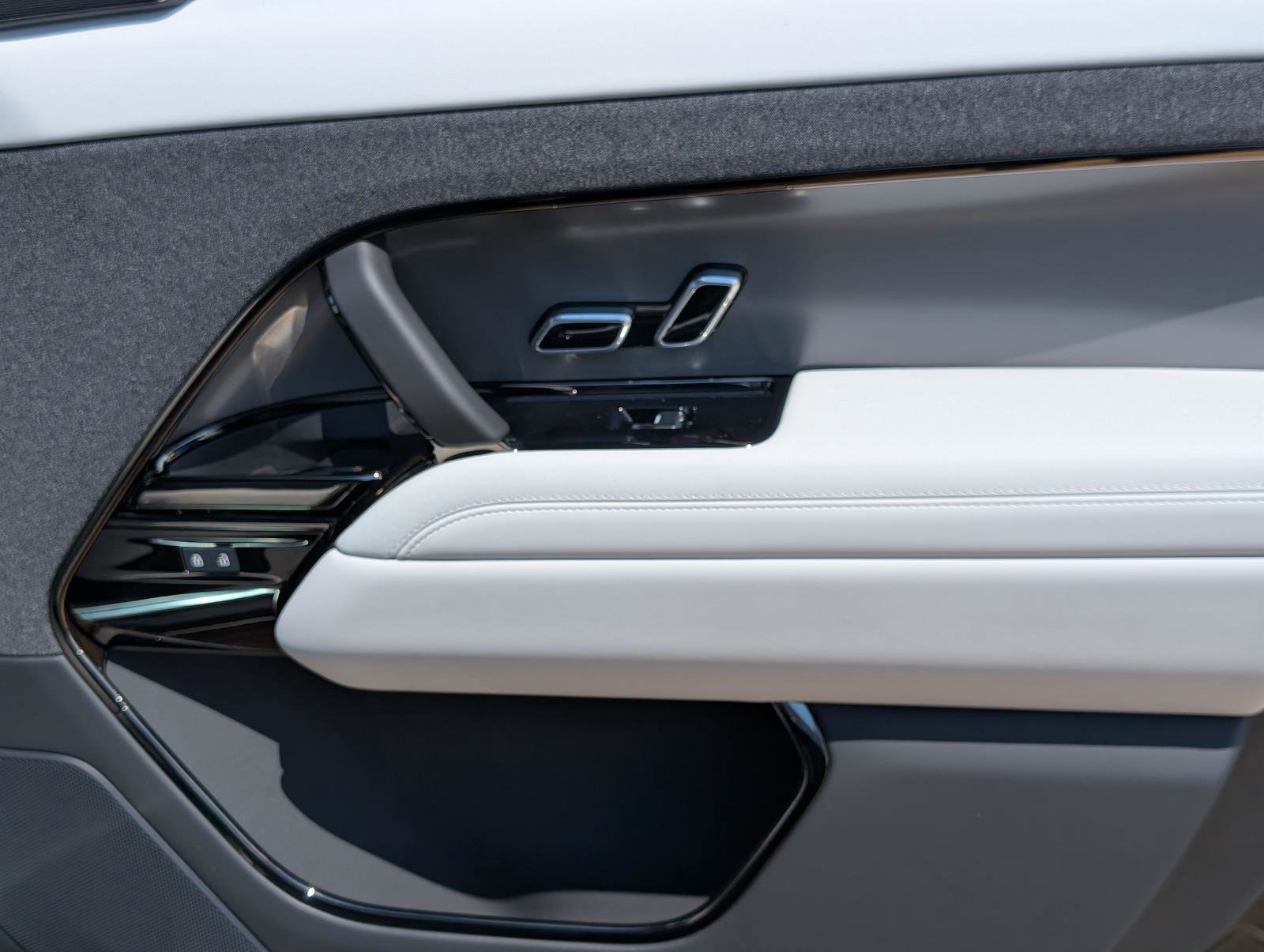 2025 Land Rover Range Rover Sport SE photo 32