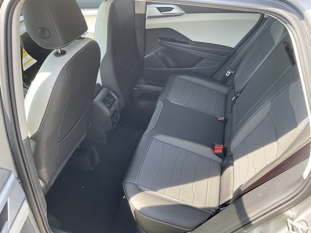 2025 Volkswagen Taos SE photo 4