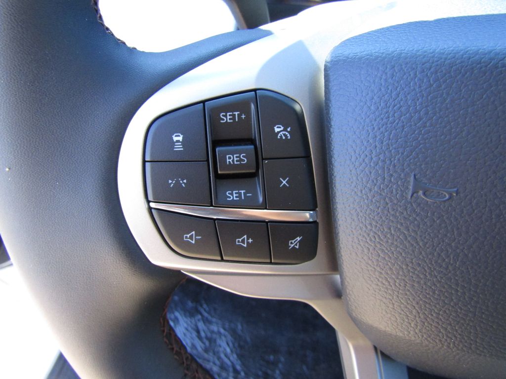2025 Ford Explorer photo 13