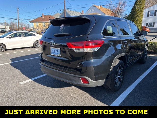 2018 Toyota Highlander LE photo 2