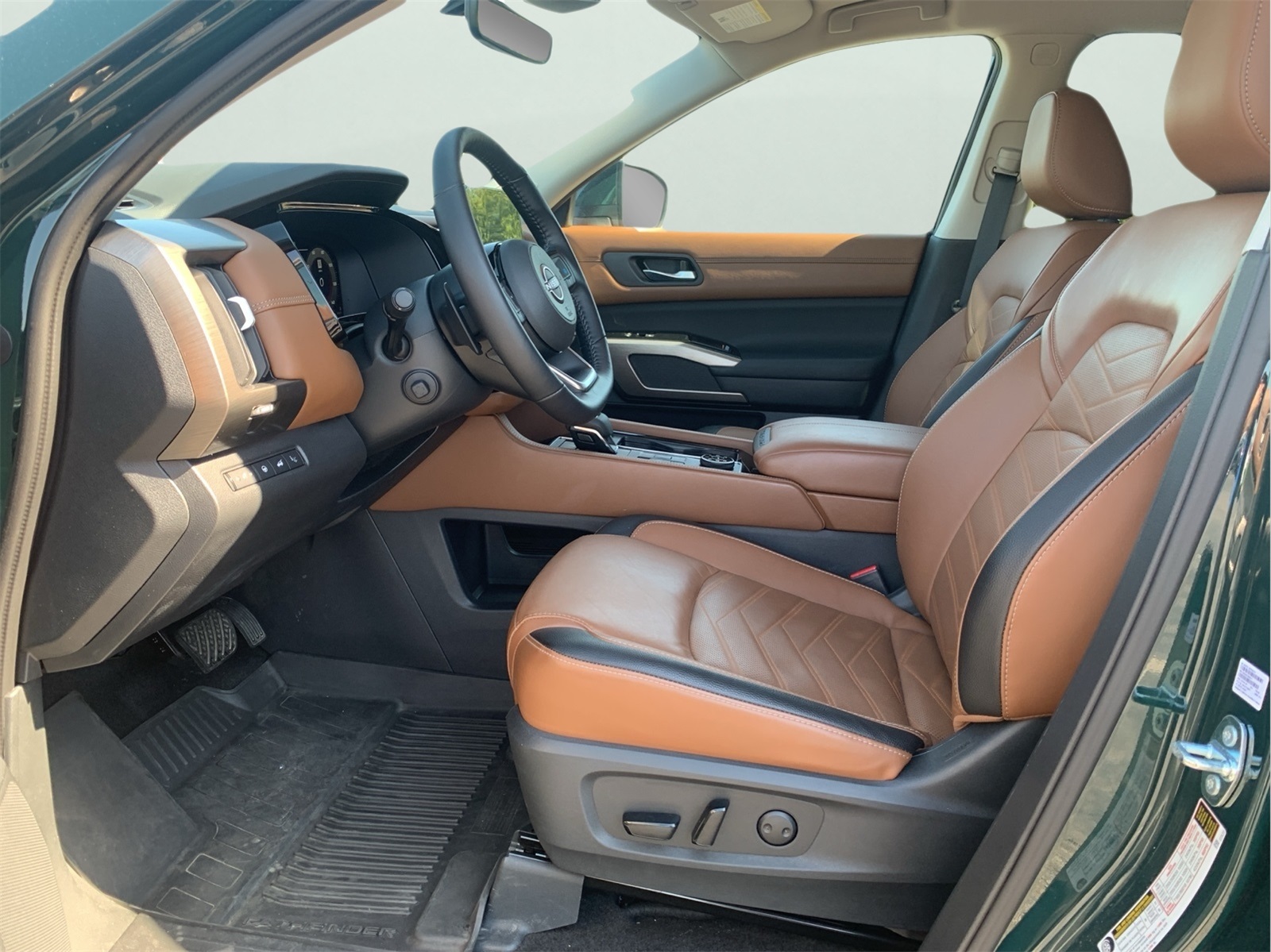 2023 Nissan Pathfinder Platinum photo 13