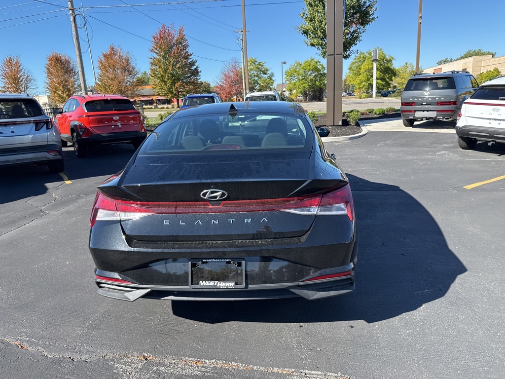 2023 Hyundai Elantra SEL photo 4