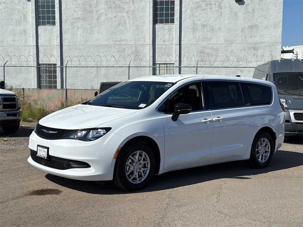 2025 Chrysler Voyager LX photo 4