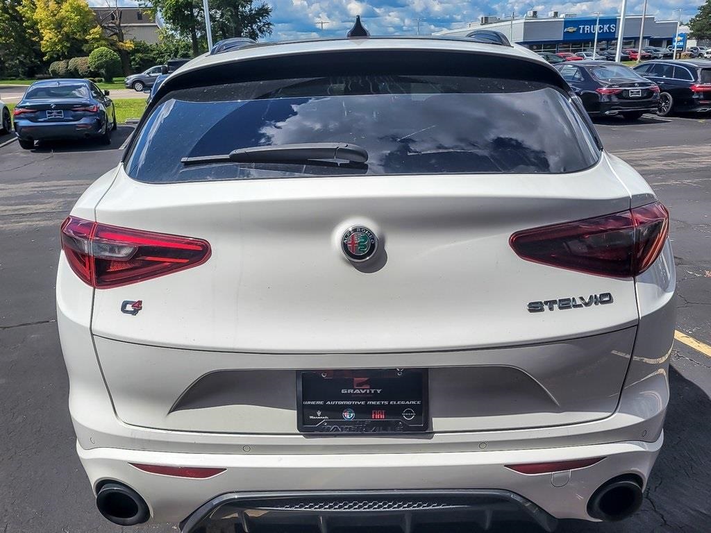 2022 Alfa Romeo Stelvio Ti Sport photo 3
