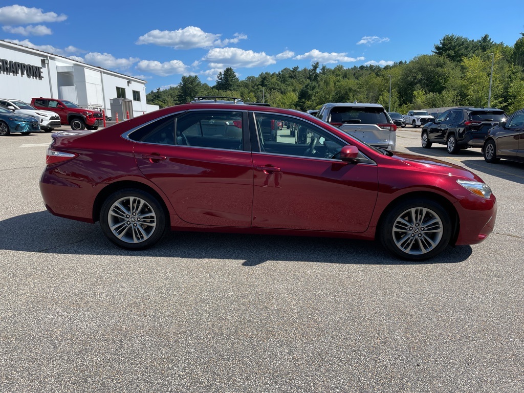 2017 Toyota Camry SE photo 2