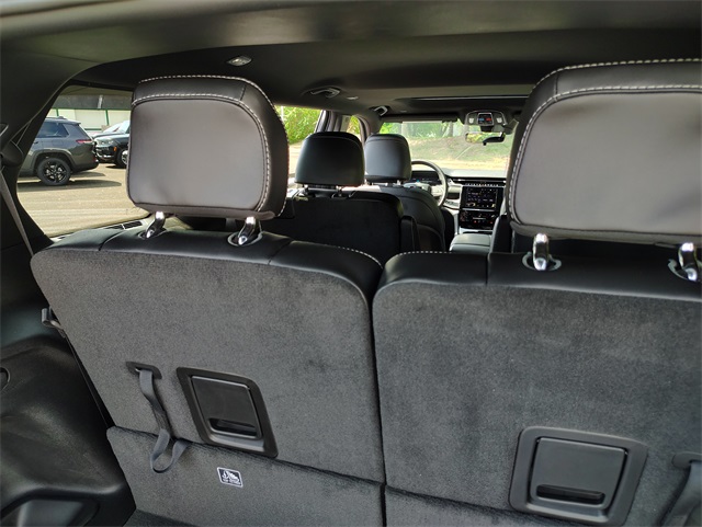 2025 Jeep Grand Cherokee Laredo Altitude photo 4