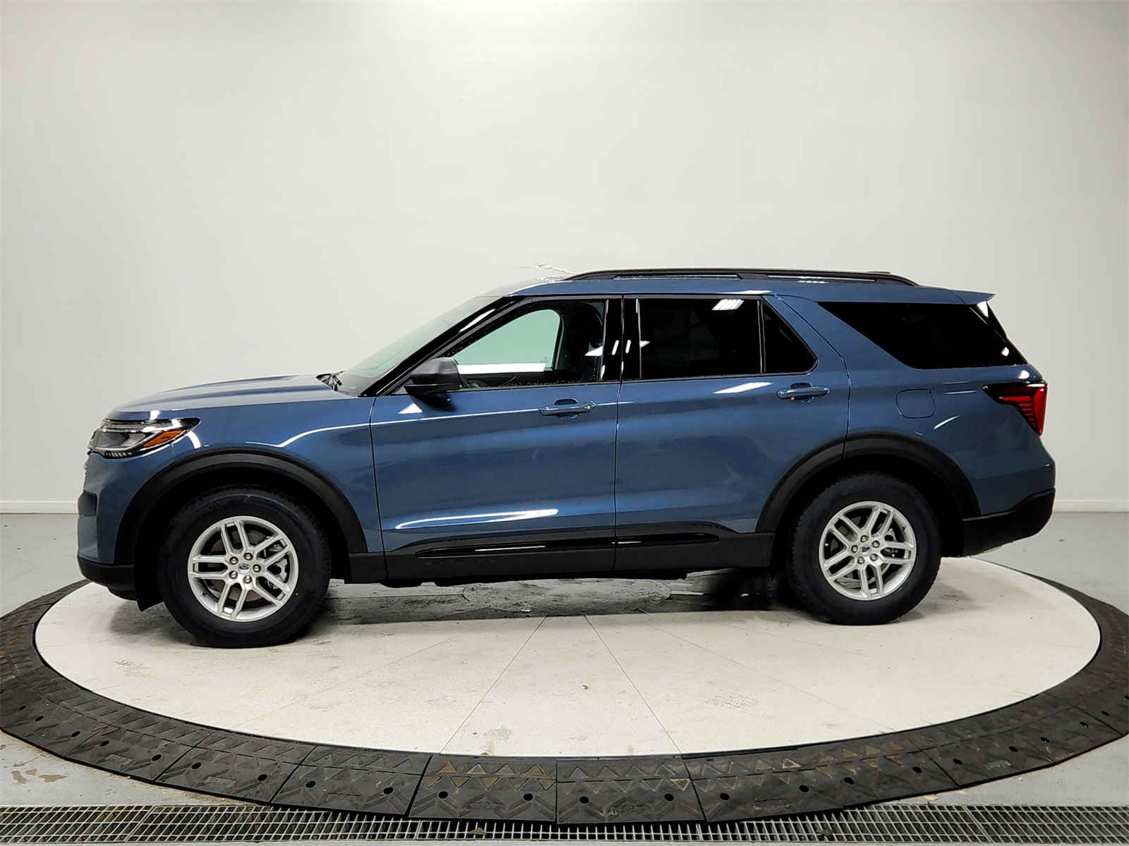 2026 Ford Explorer photo 3