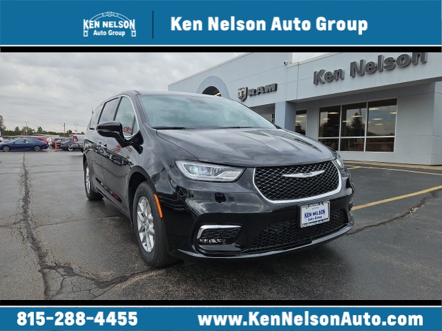 2026 Chrysler Pacifica Select's photo