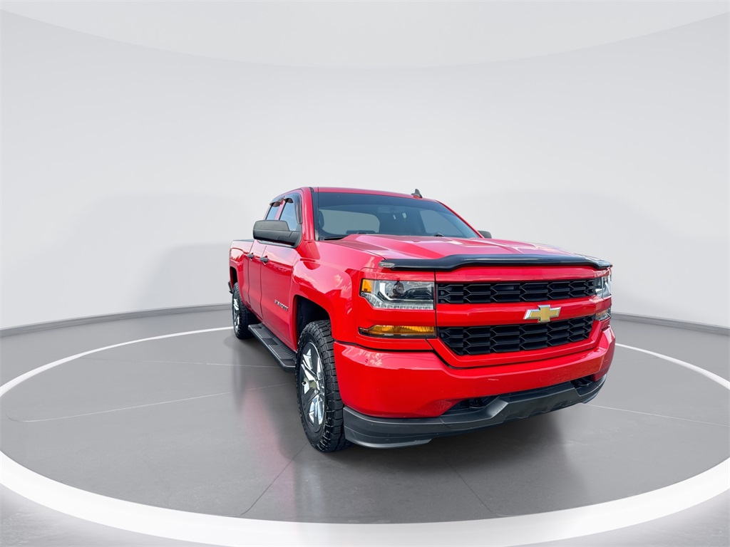2018 Chevrolet Silverado 1500 Custom photo 2