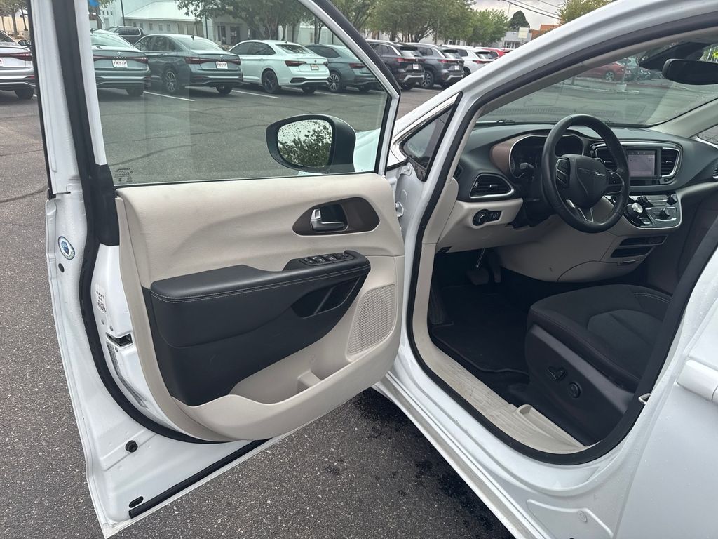2023 Chrysler Voyager LX photo 19