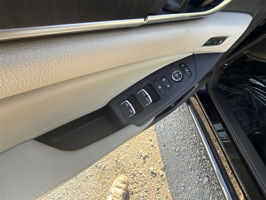 2018 Honda Accord Touring 2.0T photo 14