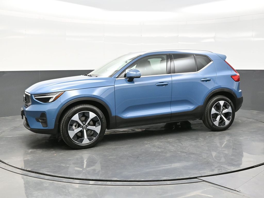 2025 Volvo XC40 Plus photo 2
