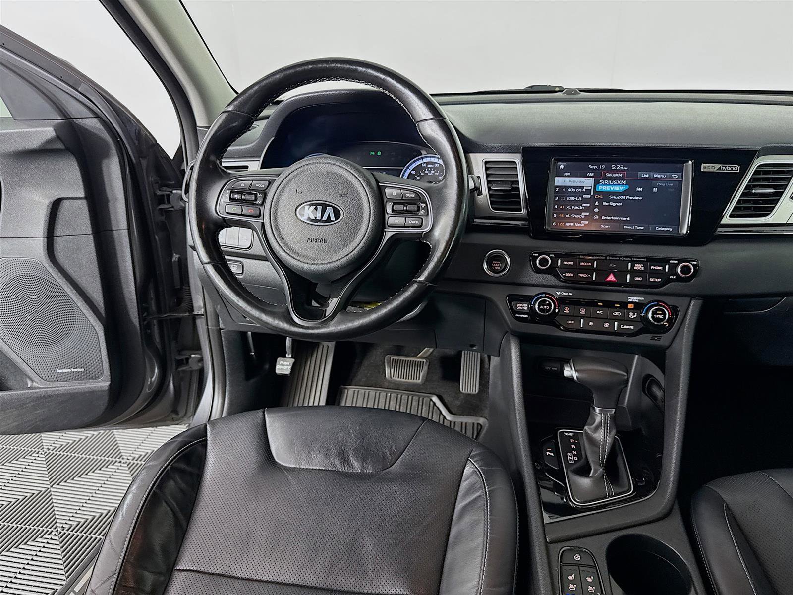 2017 Kia Niro Touring photo 23