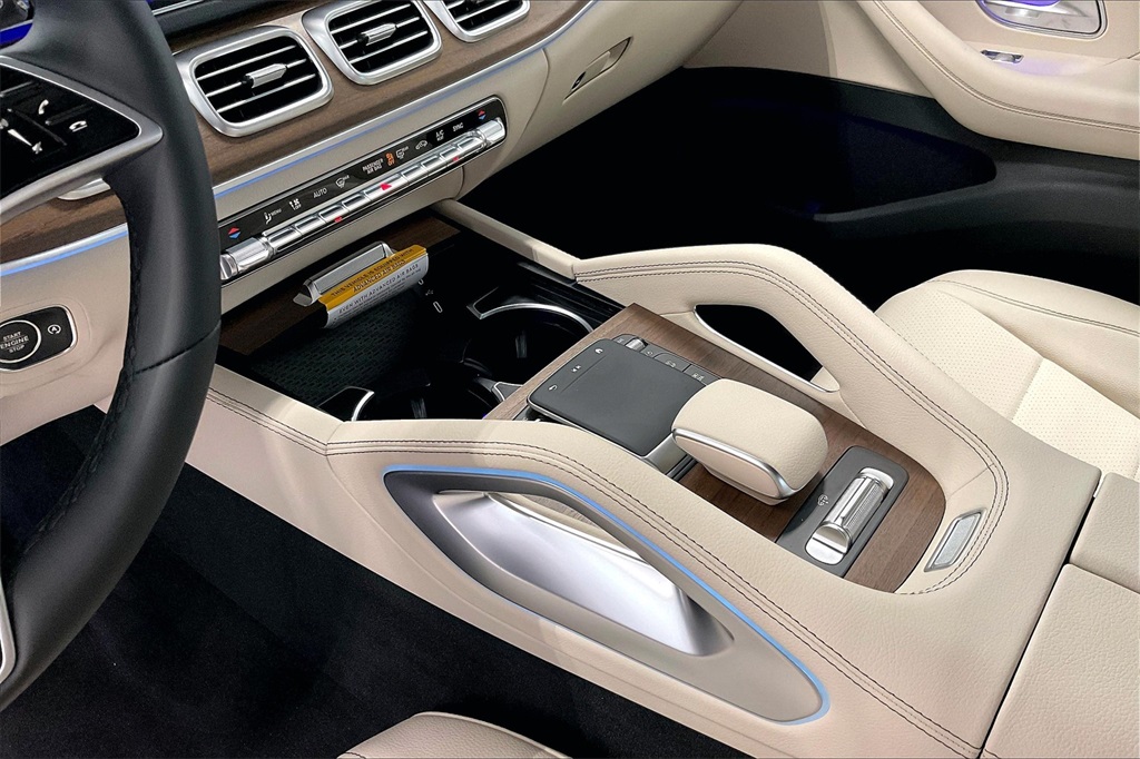 2025 Mercedes Benz GLS 450 4MATIC photo 4