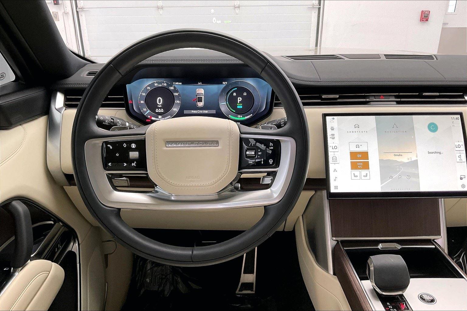 2025 Land Rover Range Rover SE photo 3