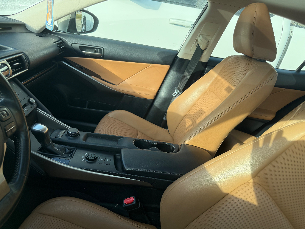 2017 Lexus IS 200t photo 3